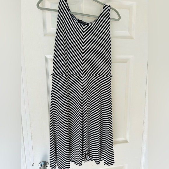 Jones New York Women's Black/White Sleeveless Striped Dress Size Petite Small - Picture 2 of 3